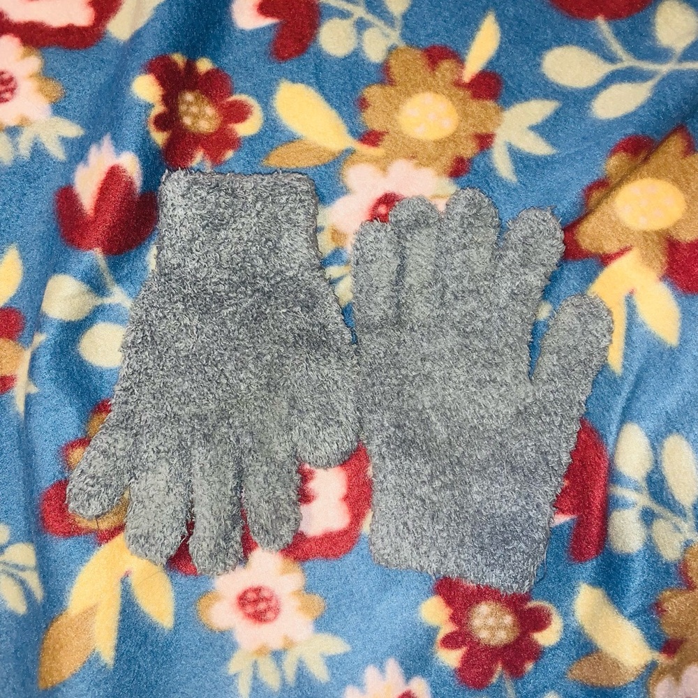 OS Saint John’s Bay fuzzy Gloves unisex Winter Apparel new gray